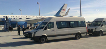 17-Sitzer VW Crafter Schulbusse der Firma JOYRIDE auf dem Flughafen München